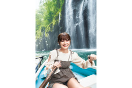 椛島光、美脚チラリ 笑顔全開“女子旅”を覗き見 画像