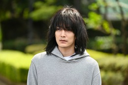 渡邊圭祐、平手友梨奈の同級生役で「うちの弁護士は手がかかる」出演 ボサボサ頭の無精ひげ姿に 画像