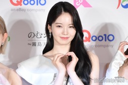 NiziUアヤカ、美ウエスト輝く制服姿公開「美しすぎる」と反響 画像