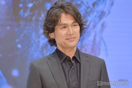 江口洋介、TVで弾き語る姿が「楽しそう」と話題に 演奏中断のハプニングも 画像