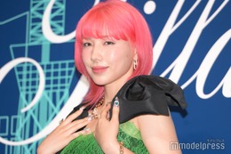 仲里依紗、網タイツで美脚チラリ ド派手“参戦服”に注目集まる 画像