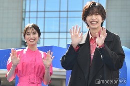 広瀬アリス＆なにわ男子・道枝駿佑ら、華やかピンクコーデでブルーカーペットに登場「みっちー！」の大歓声＜マイ・セカンド・アオハル＞ 画像
