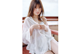 星乃夢奈、タンクトップ姿で胸元チラリ 画像