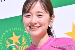 堀田真由、前髪あり新鮮スタイル 素肌ちらりピンク衣装でキュートさ全開 画像