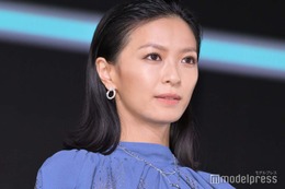 榮倉奈々、鍛え上げた美背中＆美脚を大胆披露 ブラックカーペットに大トリで登場＜Harper's BAZAAR 10th Anniversary Event＞ 画像