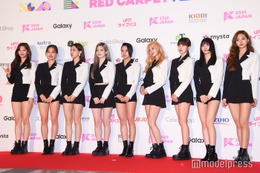 TWICE、デビュー8周年に祝福殺到 笑顔のメンバー密着ショットに「おめでとう」「愛してる」の声 画像