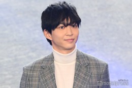 鈴木仁、“184cm”高身長にMCから「親戚のおじさん」目線の発言飛ぶ チェックスーツ着こなし＜TGC フェス 山梨 2023＞ 画像