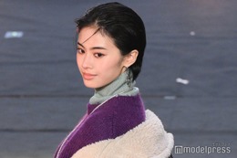 安斉星来、膝スリットデニムから覗く白肌にドキッ＜TGC フェス 山梨 2023＞ 画像