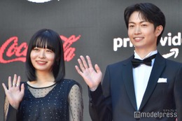莉子＆綱啓永、満面の笑顔で手振り ブラックスタイルでレッドカーペット登場＜第36回東京国際映画祭＞ 画像