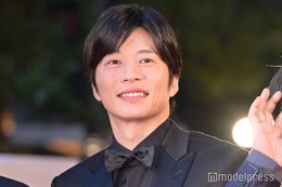 田中圭、ブラックスーツ姿で登場　笑顔輝くレッドカーペット＜第36回東京国際映画祭＞ 画像