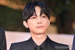吉沢亮、ブラックスーツで微笑み クールにレッドカーペット闊歩＜第36回東京国際映画祭＞ 画像