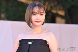 玉城ティナ、美デコルテ＆美脚際立つタイトドレス姿 華やかオーラで魅了＜第36回東京国際映画祭＞ 画像