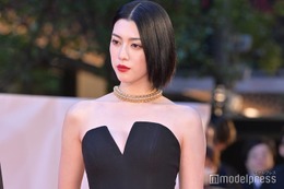 三吉彩花、ブラックドレスで美谷間披露 窪塚洋介・前田公輝と色気放つ＜第36回東京国際映画祭＞ 画像