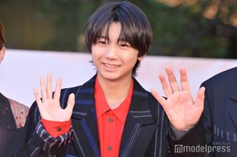 Go!Go!kids羽村仁成、笑顔でレッドカーペット闊歩「ゴールド・ボーイ」共演者と登場＜第36回東京国際映画祭＞ 画像