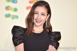 黒木メイサ、お腹チラリの“スーパーリラックス”姿を公開「自然体で素敵」「惚れる」の声 画像