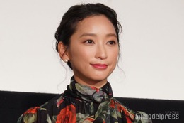 杏、スタイル際立つ全身ショットが話題「脚長すぎる」「ラインが美しい」の声続々 画像