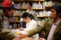 ＜すべて忘れてしまうから 第3話＞M、SNSに脅迫文届く イベントに怪しい男が紛れ込む 画像