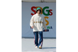 山下幸輝、キュートな笑顔に釘付け  異素材組み合わせパンツ着こなす＜SDGs FES in EDOGAWA＞ 画像