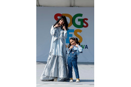 景井ひな、キッズクリエイター望蘭と“お揃いポーズ”で仲良しランウェイ＜SDGs FES in EDOGAWA＞ 画像