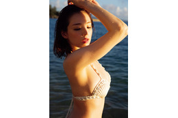 篠崎愛、大人の色気漂う濡れビキニ姿で魅了 画像