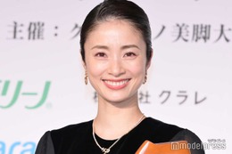 上戸彩、ほっそり美脚際立つ 6月に第3子出産で「子どもを寝かすときに…」 画像