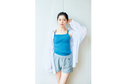 桜田ひより、タンクトップ＆ショートパンツで白肌輝く 大人びた自然体に 画像