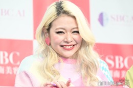 エルフ荒川、3姉妹プリクラ公開に反響「全員美人」「そっくり」と話題 画像