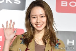 山本舞香、スラリ美脚際立つ キャミソールドレスで大胆肌見せ 画像
