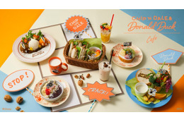 「チップとデール＆ドナルドダック」限定カフェ、東京＆大阪にオープン　3人の仲良しキーマカレーやフルーツバケットなど 画像