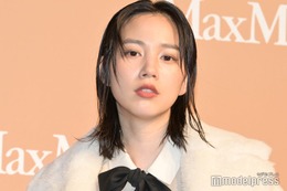 のん、エレガントスタイルで登場「強くて上品なかっこいいファッションを楽しみたい」 画像