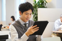 ＜いちばんすきな花 第4話＞夜々の母・沙夜子、突然訪問 椿＆紅葉が思わぬ場所で遭遇 画像