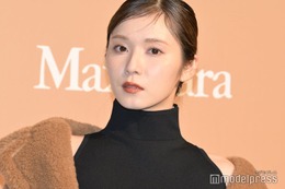 松岡茉優、コートから美肩チラリ「肌がチラっと見えるだけでとてもヘルシー」 画像