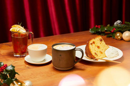 スタバ「ロースタリー 東京」のホリデー、「メリー クリーム クラフトキャラメル ラテ」初登場　ステンドグラス風ツリーが空間を華々しく演出 画像