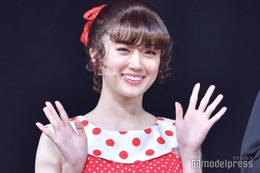 樋口日奈、美脚披露“昭和アイドル”姿 天童よしみとの母娘役「夢のよう」＜「日劇前で逢いましょう」～昭和みたいな恋をしよう～＞ 画像
