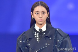 貴島明日香、美脚輝くコーデで登場 サングラス姿が新鮮＜札幌コレクション 2023 A／W＞ 画像