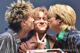 山下幸輝、もーりーしゅーとがサプライズ登場 キスのプレゼントもらう＜「ホミパリ」WEB独占取材＞ 画像