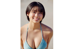 “話題のショートカット美女”桑島海空、ビキニ姿で美バスト披露「週刊FLASH」初登場で初表紙飾る 画像