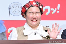 やす子、“雰囲気ガラリ”無造作ヘアショットに反響殺到「可愛い」「肌綺麗」 画像