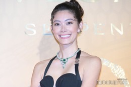 森星、美谷間際立つドレスで圧倒的な輝き「上手くいかないことがほとんど」1年の葛藤明かす＜ブルガリ セルペンティ展示会＞ 画像
