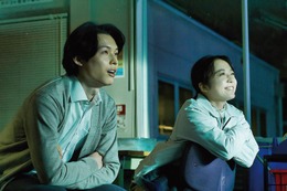 上白石萌音、SixTONES松村北斗の髪を切る「夜明けのすべて」特別な関係性築く新場面写真解禁 画像