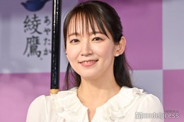 吉岡里帆、背中ざっくりドレス＆濃いめメイクで雰囲気一変「着こなせるのさすが」「かっこいい」の声 画像