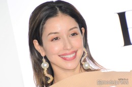 BENI、“超ミニ丈”スカートから美脚スラリ 抜群スタイルに「2児の母とは思えない」「脚長すぎ」と絶賛の声 画像