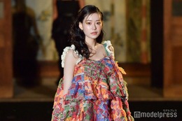 なこなこカップル・なごみ、キャミドレスで胸元大胆披露 オレンジメイクが可愛い＜BISHU COLLECTION＞ 画像