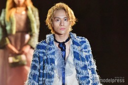 山下幸輝、前髪アップで雰囲気ガラリ 寒色系シャドウが個性的＜BISHU COLLECTION＞ 画像