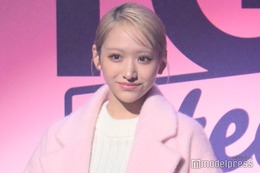 「今日好き」2児の母・重川茉弥、美脚際立つミニワンピ姿 ピンクコートの甘めスタイル＜TGC teen 2023 Winter＞ 画像