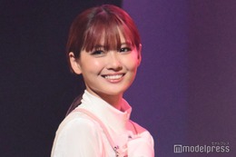 フォーエイト48あみか、タイトワンピで美スタイル披露 雰囲気ガラリの上品コーデ＜TGC teen 2023 Winter＞ 画像