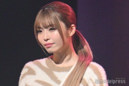 ゆいちゃみ、美脚チラ見せ ニットコーデで冬先取り＜TGC teen 2023 Winter＞ 画像