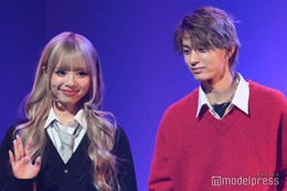 「今日好き」“やまあい”須藤大和、細川愛沙を引き寄せハグ・恋人繋ぎでラブラブランウェイ＜TGC teen 2023 Winter＞ 画像