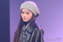 Girls2原田都愛、ほっそり美脚輝く 小物使いで魅せる＜TGC teen 2023 Winter＞ 画像