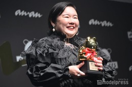 やす子、黒のドレス姿で登場 ギャップで魅了するも「迷彩がないと不安です～」＜anan AWARD 2023＞ 画像